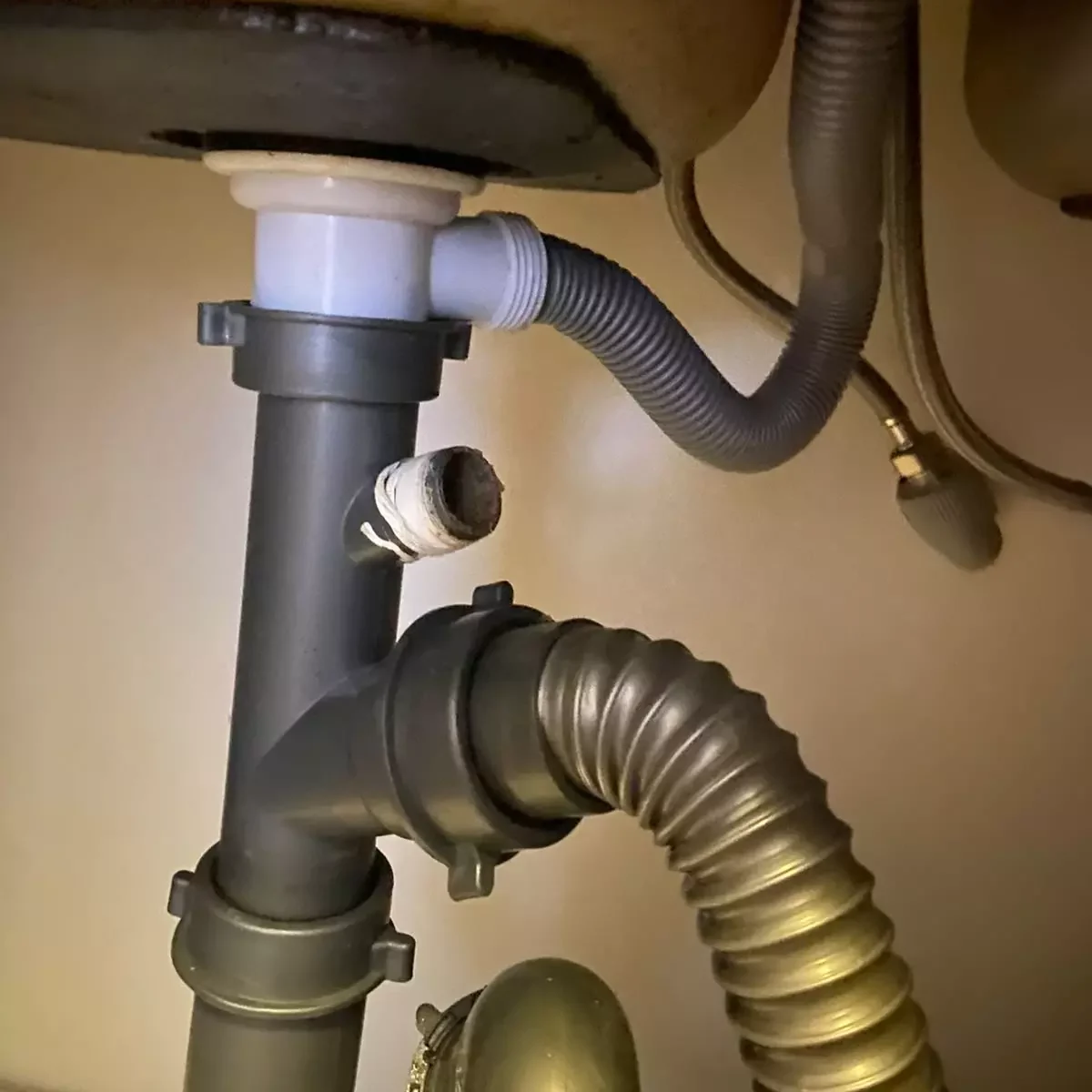 Destape de desagüe de lavaplatos realizado por gasfíter en Valparaíso
