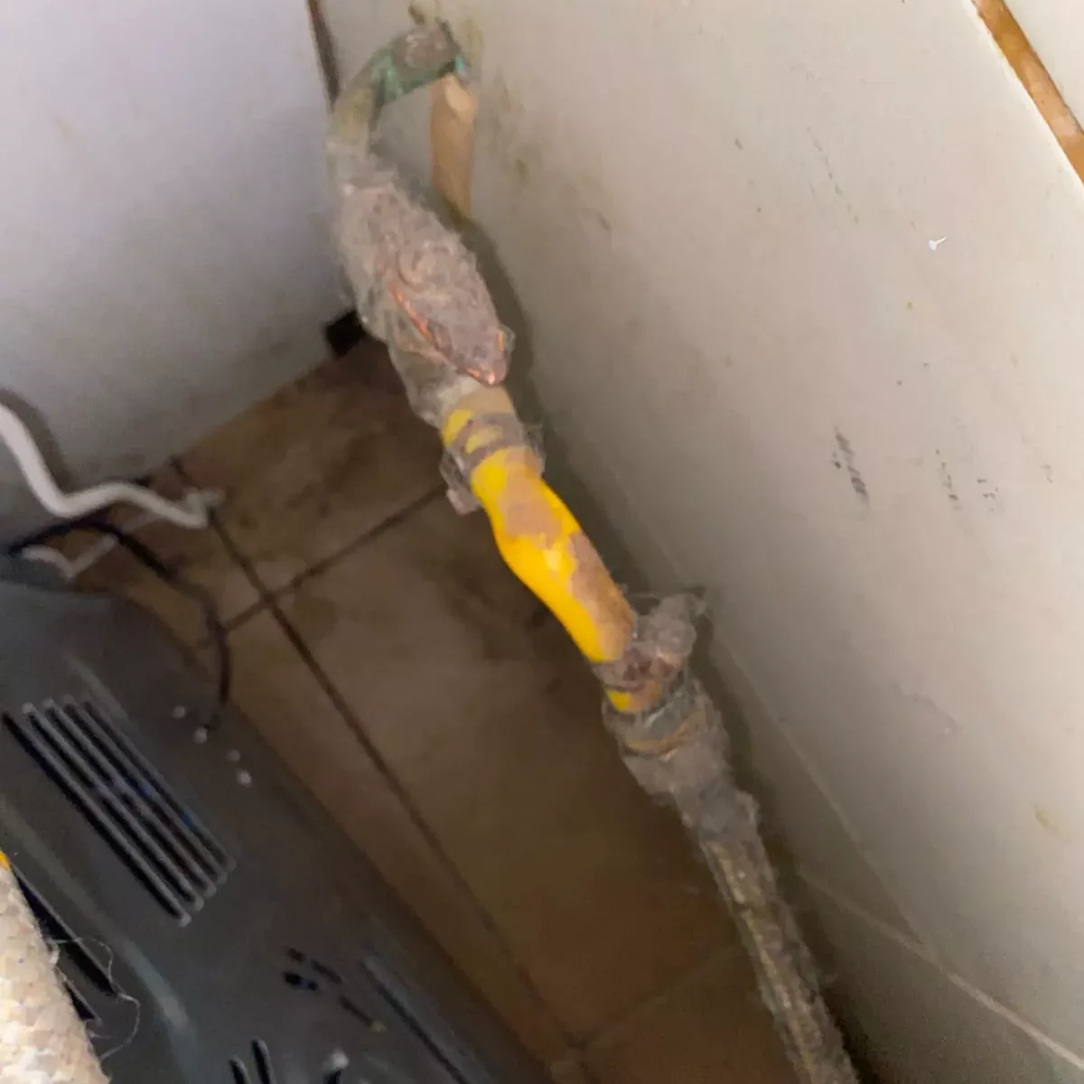 Filtración en manguera amarilla descubierta por técnico Sec Viña del Mar 