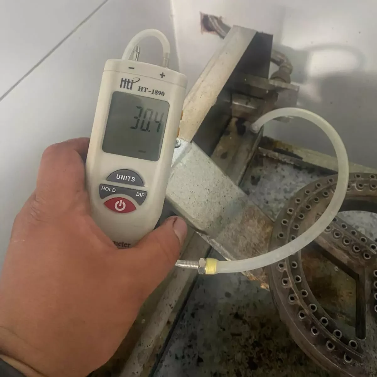 Servicio de gasfitería en Valparaíso realizando una prueba de hermeticidad en una instalación de gas