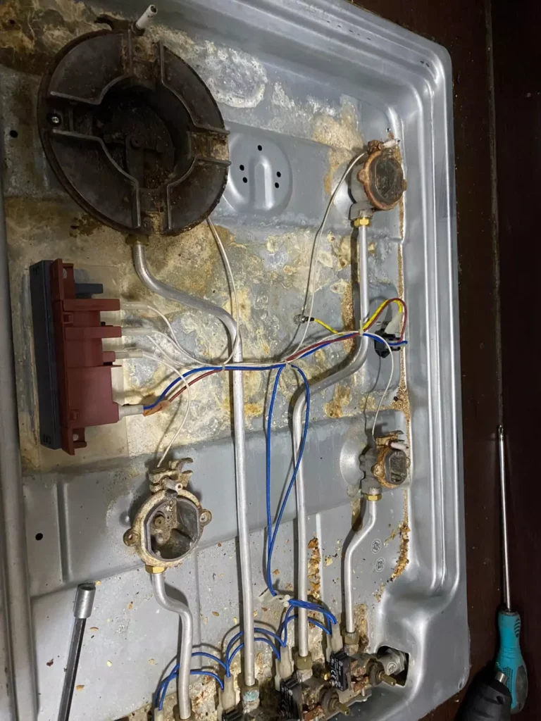 Cocina con fuga de gas en válvula de gas cliente de gasfitería en Viña del mar  