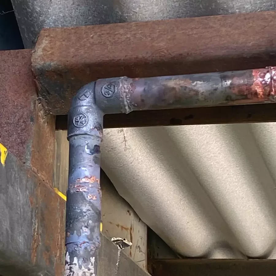 Reparación de tubería de cobre realizada por servicio de gasfitería en Valparaíso 