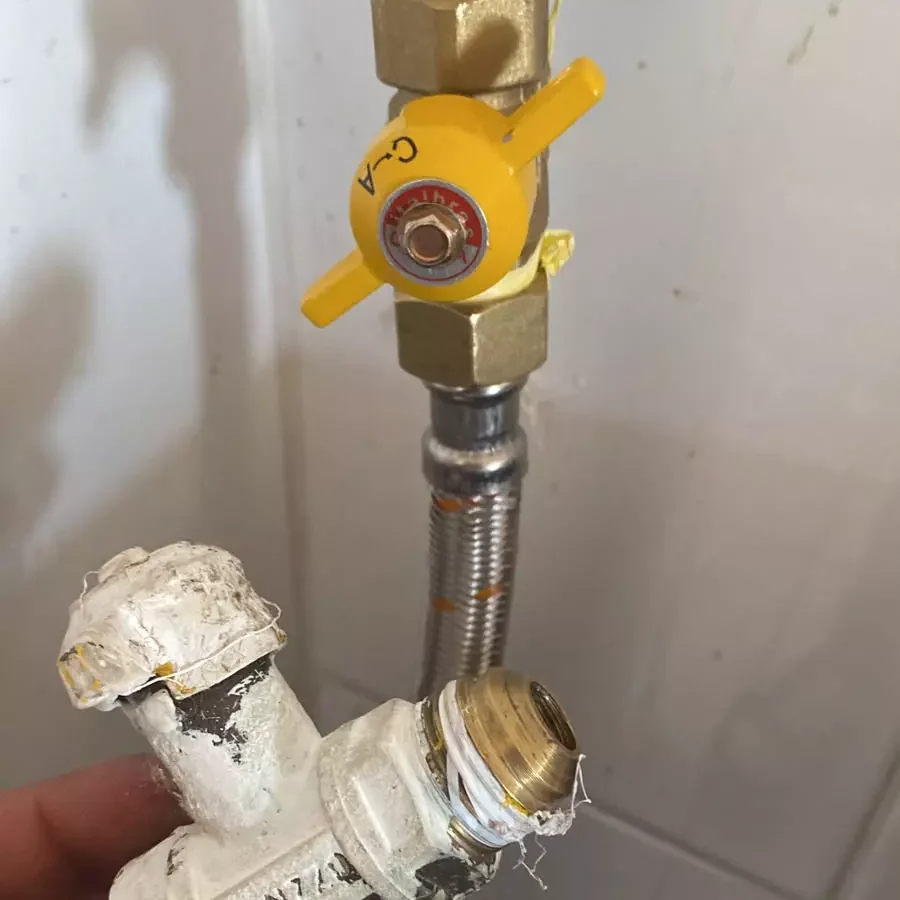 Gasfíter en Viña del Mar revisando la llave de paso y conexión flexible de gas