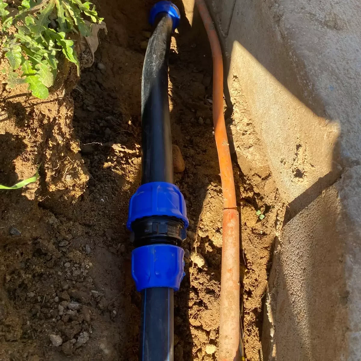 Reparación de tubería HDPE de agua enterrada realizada por gasfíter en Valparaíso