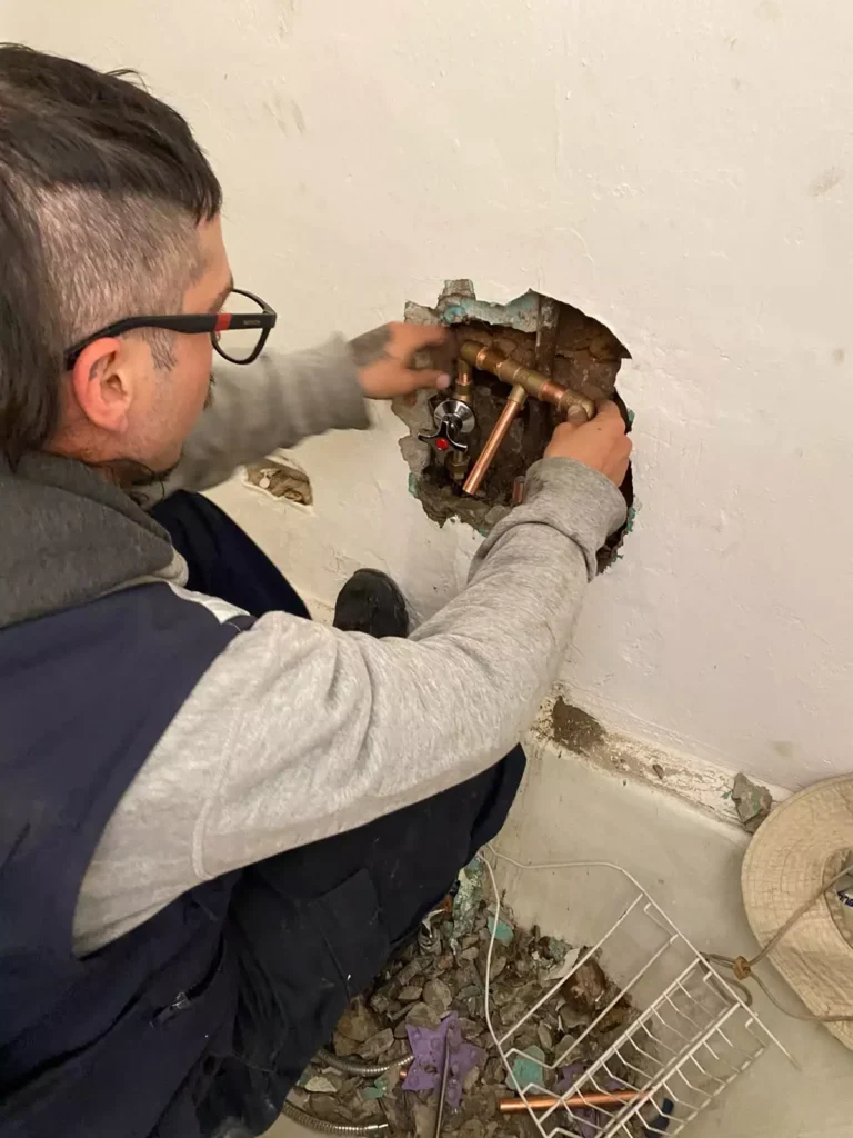 Gasfíter en Viña del Mar reparando una filtración de agua en tuberías en pared