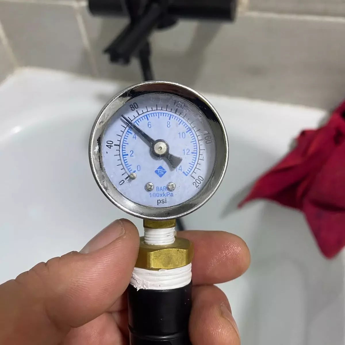 Prueba de presión para detectar filtraciones de agua en una instalación domiciliaria