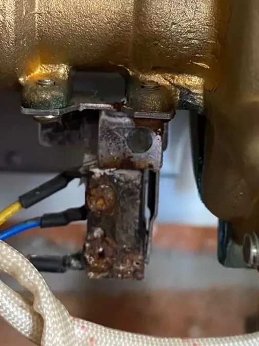 Microswitch sulfatado durante el diagnóstico y reparación de un calefont