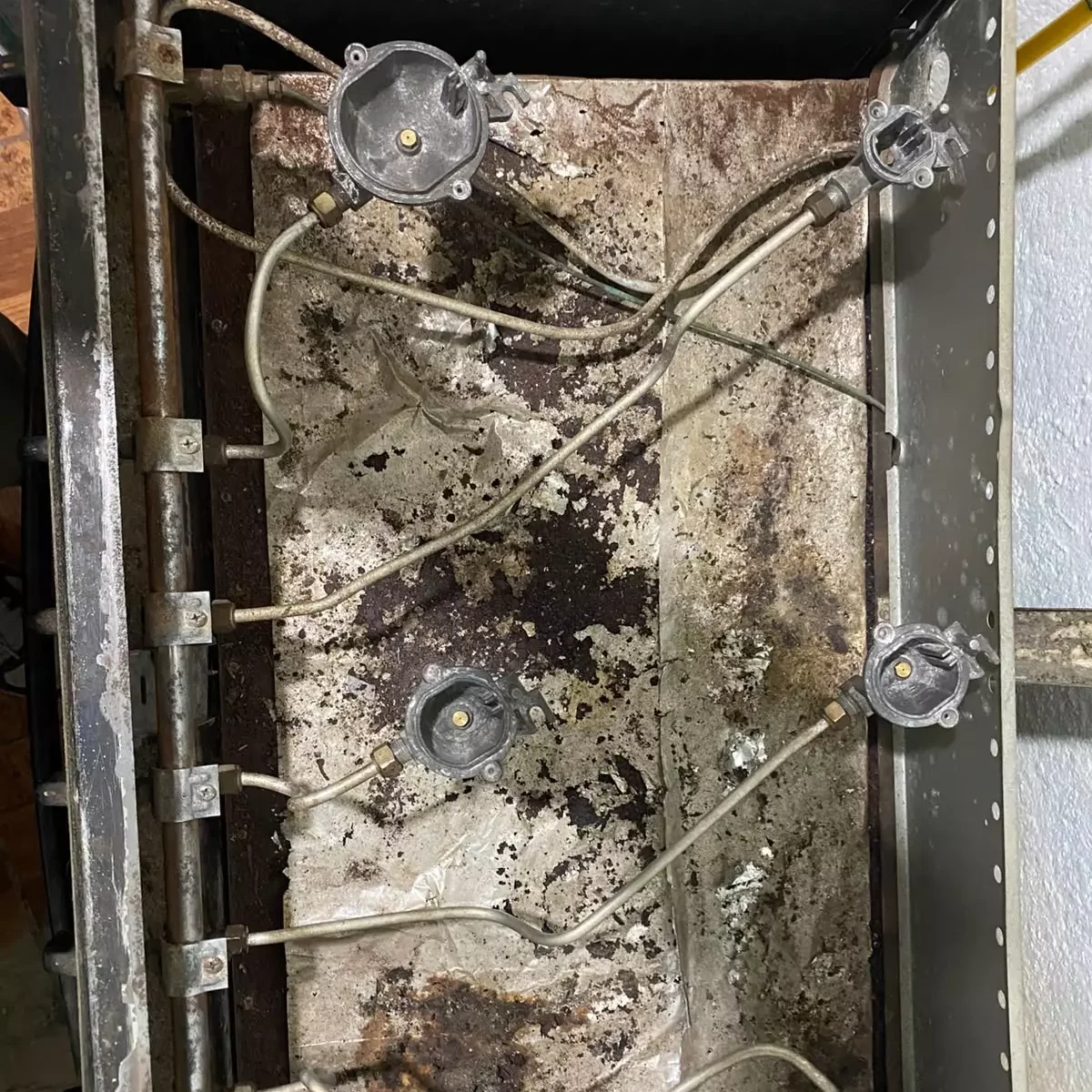 Limpieza interna y revisión de conexiones de una encimera a gas en Valparaíso