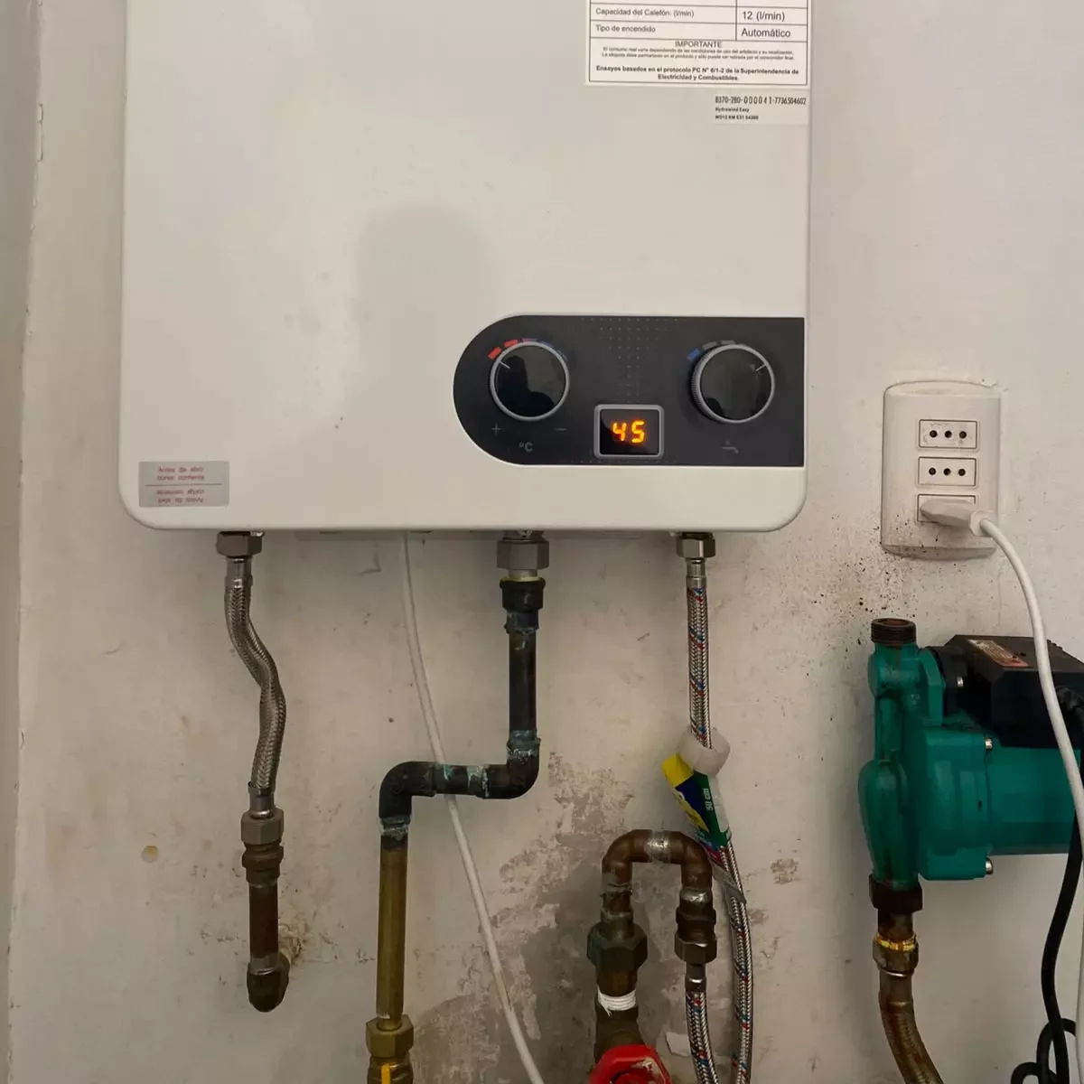 Instalación de calefont tiro forzado Bosch con bomba presurizadora