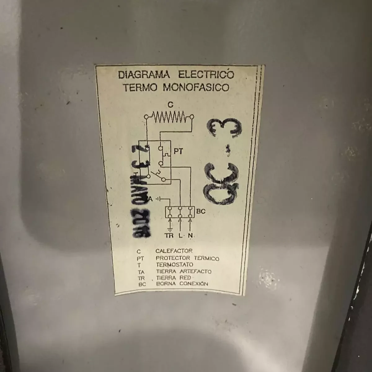 Diagrama eléctrico en termo eléctrico leído por el técnico durante la mantención de termo eléctrico 