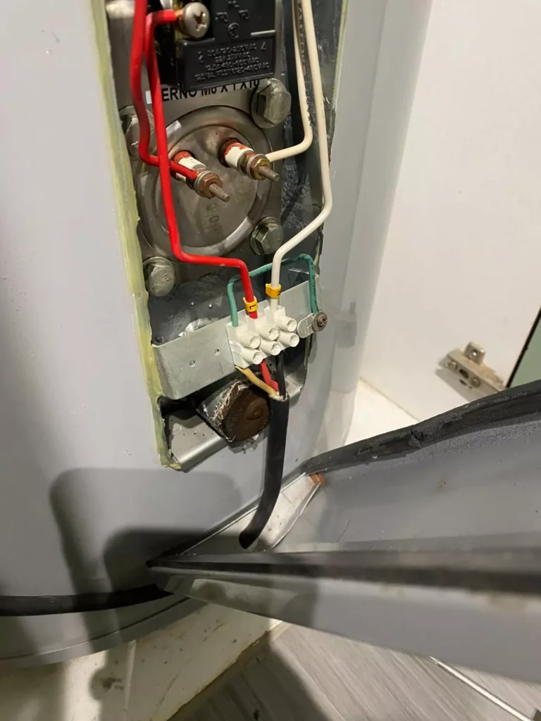 Revisión de resistencia, termostato y conexiones durante la mantención de un termo eléctrico