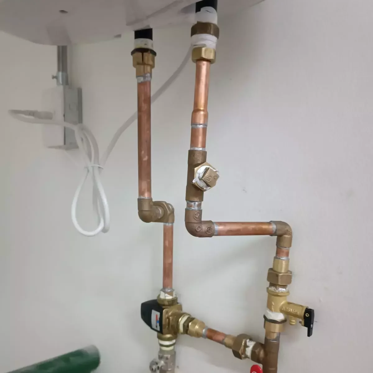 Instalación de tuberías de cobre y válvulas para termo eléctrico realizada por gasfíter en Viña del Mar 