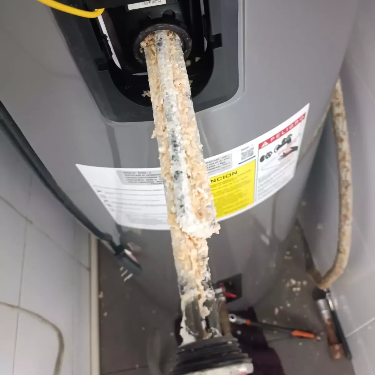 Ánodo con sarro retirado durante la mantención de un termo eléctrico en Valparaíso