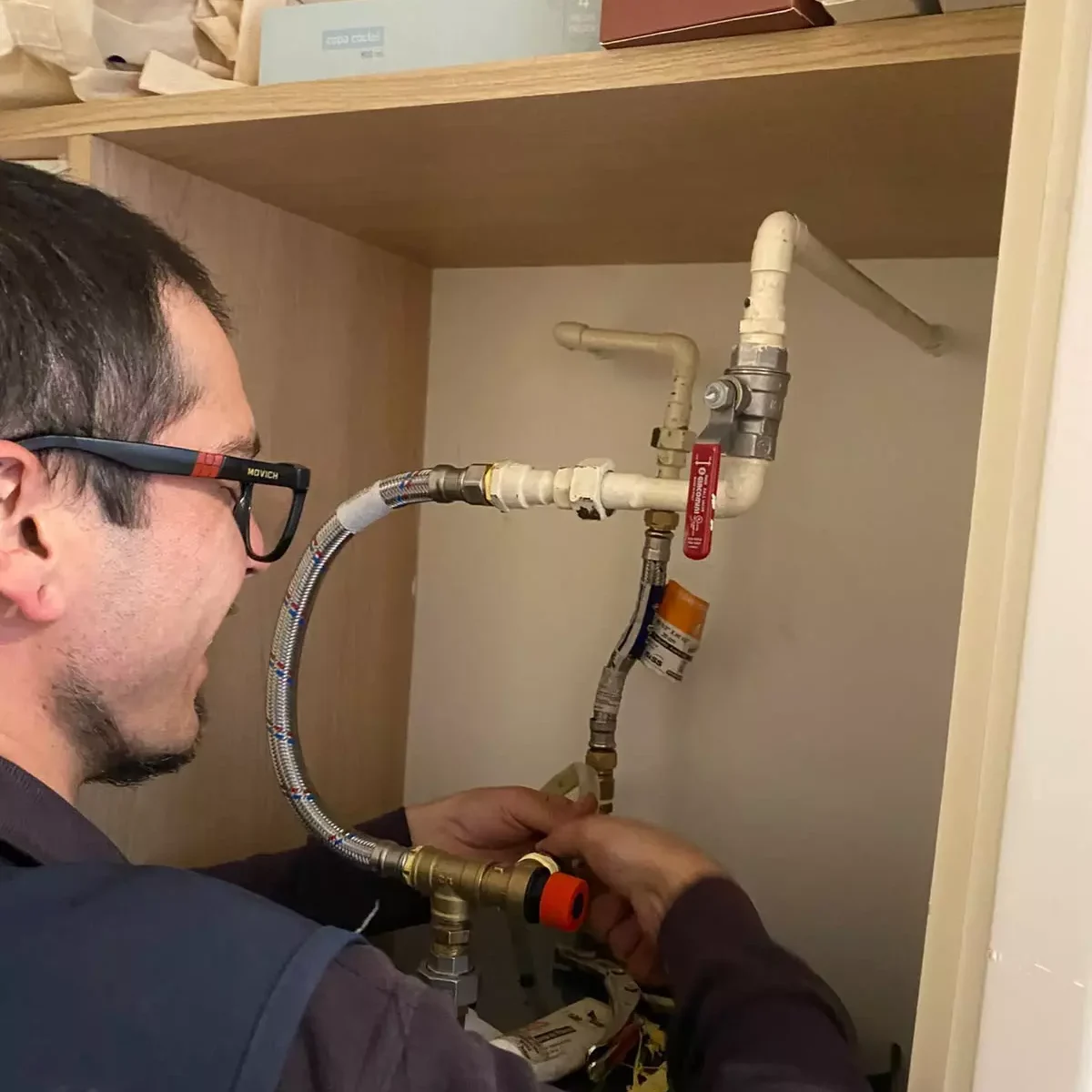 Gasfíter en Viña del Mar realizando el limpieza interna de un termo eléctrico