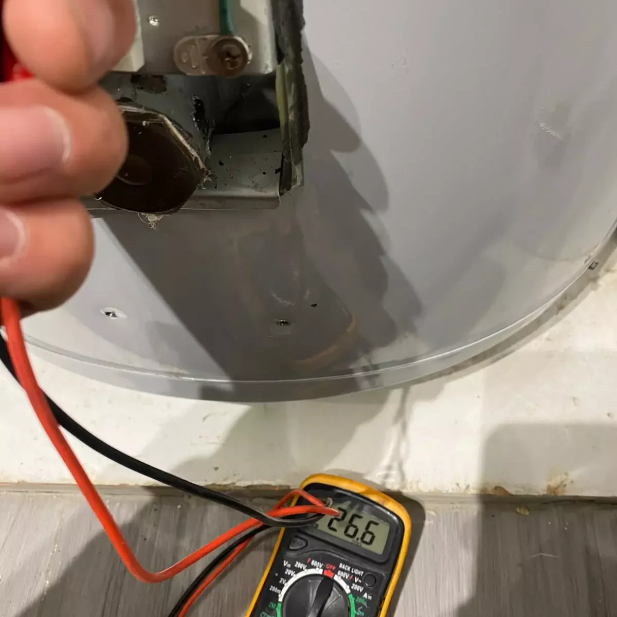 Técnico SEC en Valparaíso Reparando la resistencia
